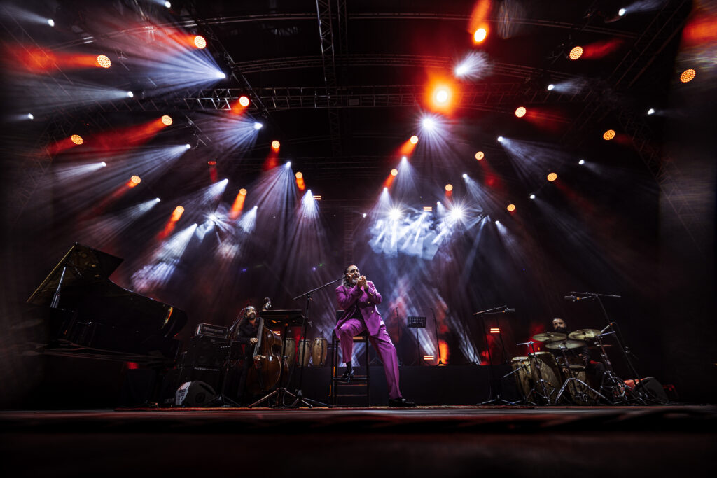 Diego El Cigala en el escenario con su banda bajo un abanico de focos