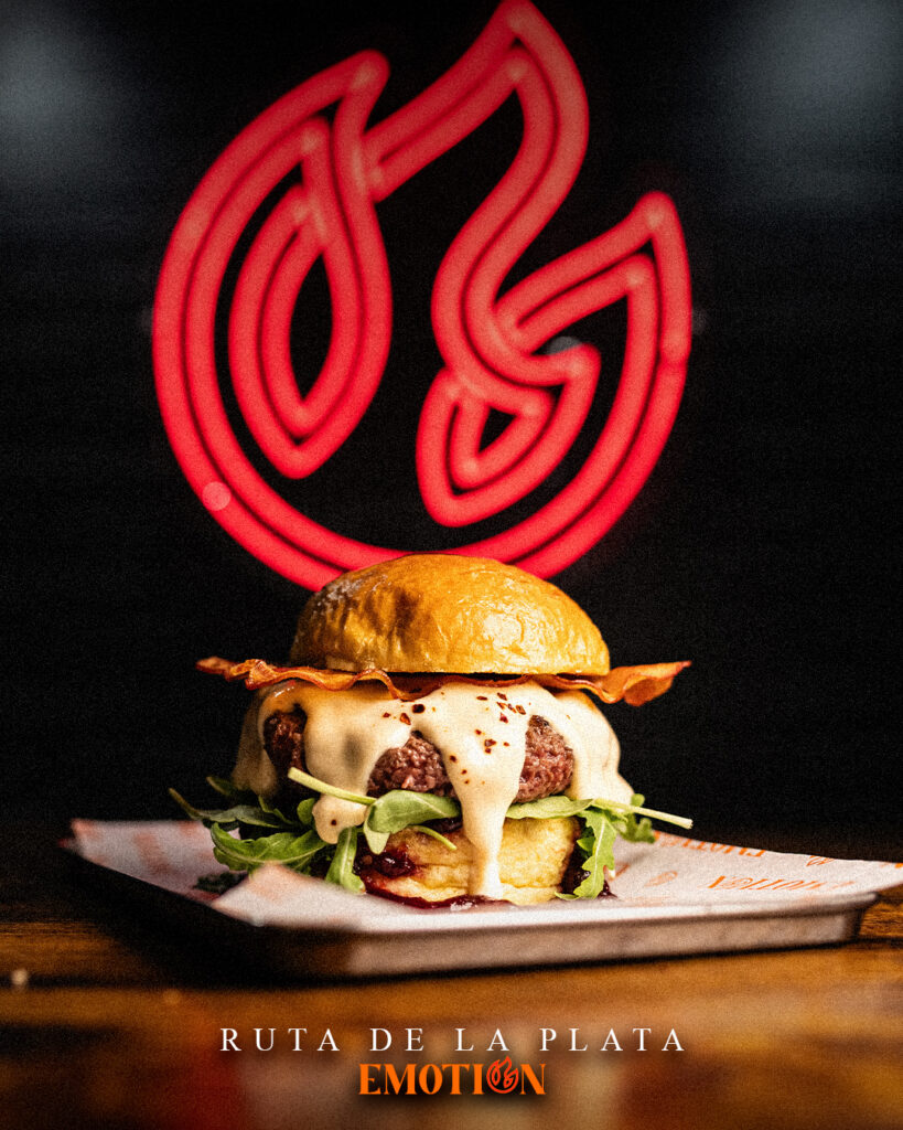 Hamburguesa Ruta de la Plata de Emotion Burger bajo el neón de la marca