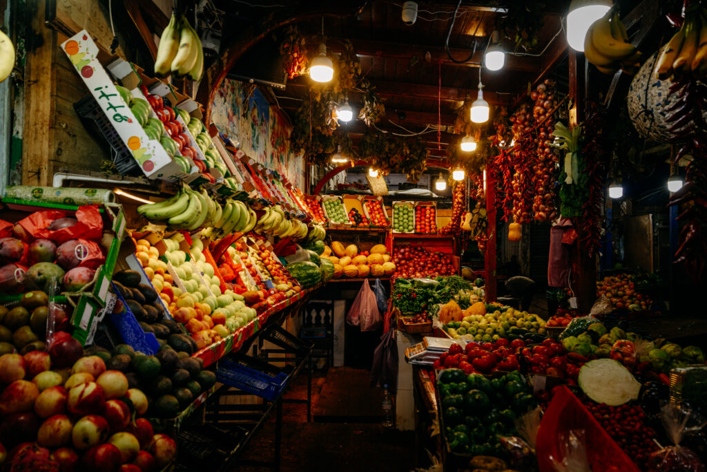 Puesto de fruta del zoco de Tánger iluminado con bombillas